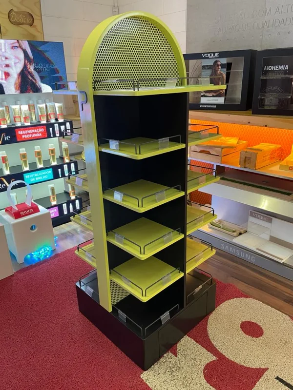 display com prateleiras ajustáveis